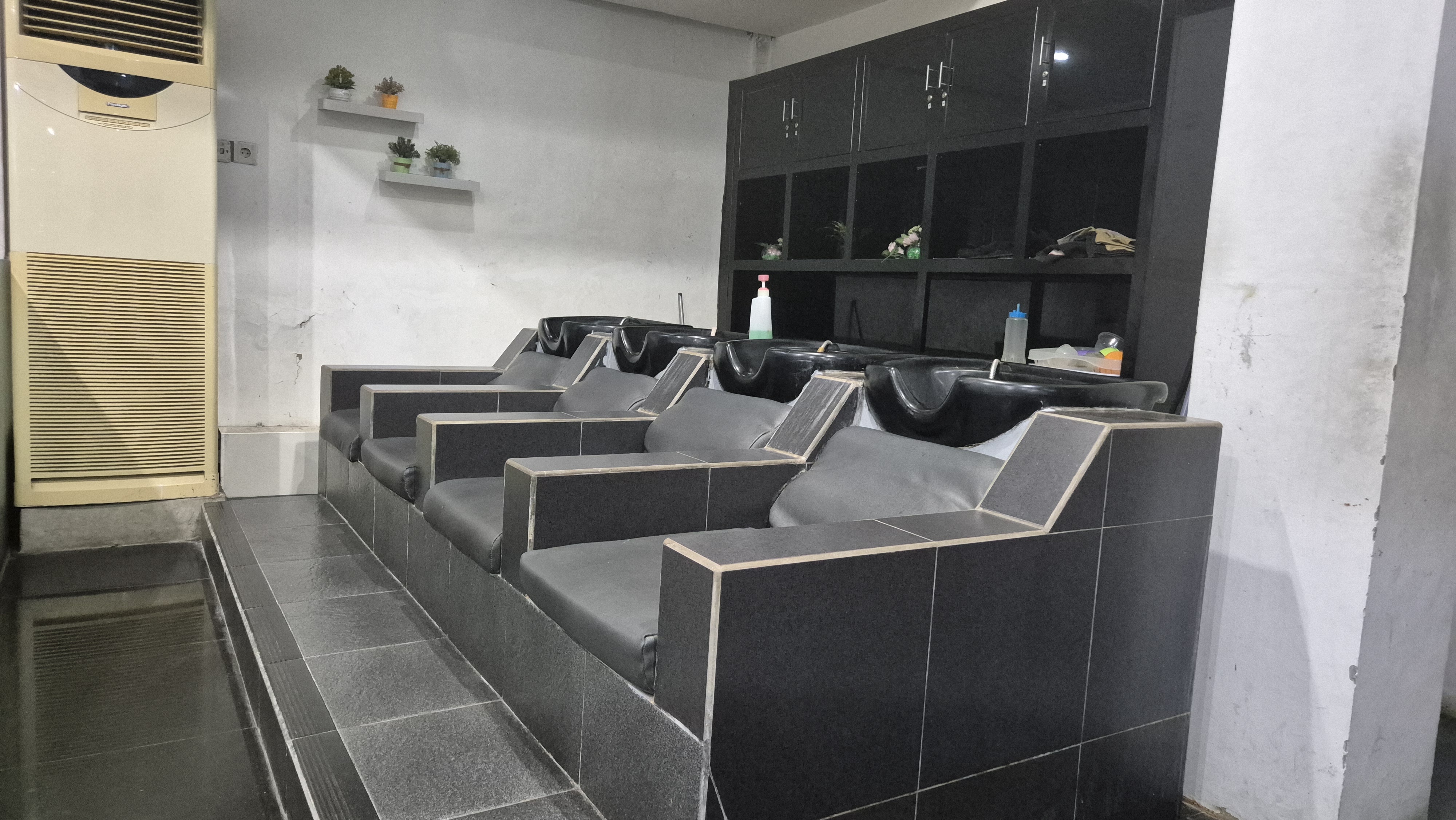 Treatment room with people
